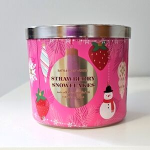 Bath & body works  strawberry snow flakes 3 wick candle